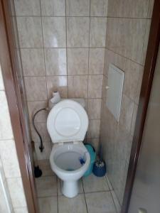 a small bathroom with a toilet in a stall at Chata Fojtka in Fojtka