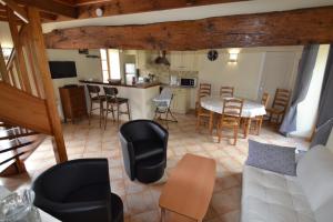a living room and kitchen with a table and chairs at les gîtes de l'argenterie à 15km du zoo de Beauval classés 4 étoiles in Fontguenand
