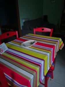 モルナスにあるP'tite Caseの椅子2脚の上にカラフルな縞模様の毛布を敷いたテーブル