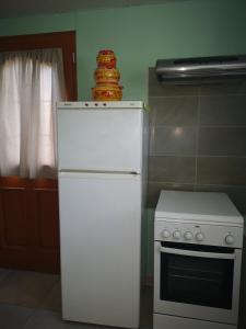 モルナスにあるP'tite Caseの白い冷蔵庫、コンロ付きのキッチン