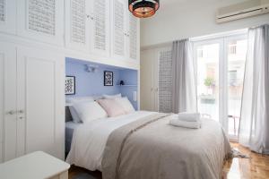 una camera da letto con un grande letto con pareti blu di Athens spacious apartment ad Atene