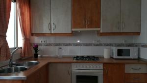Kuchnia lub aneks kuchenny w obiekcie Apartamento Roquetas playa con WIFI