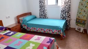 sypialnia dla dzieci z 2 łóżkami i łóżeczkiem dziecięcym w obiekcie Apartamento Roquetas playa con WIFI w mieście Roquetas de Mar +14 zdjęć
