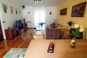 Ruang duduk di Hana House Pula