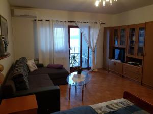 TV a/nebo společenská místnost v ubytování Apartman Ada