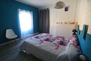 マレンヌにあるNAT-SEB 13 Avenue de Beaulieuのベッドルーム1室(ピンクの花が咲くベッド1台付)