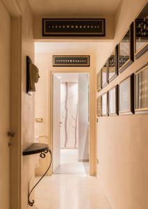 korytarz z drzwiami prowadzącymi do pokoju w obiekcie B&B Villa dei Calchi - Suite Room di Charme w mieście San Felice sul Panaro +24 zdjęcia
