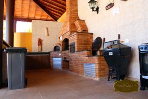 Il comprend une cuisine équipée d'un four en briques et d'un grill. dans l'établissement Chalé Recanto Monte Sinai, à Piracaia