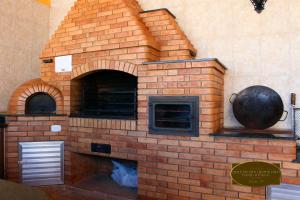 un four en briques avec une marmite dessus dans l'établissement Chalé Recanto Monte Sinai, à Piracaia