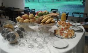 stół z wieloma różnymi rodzajami żywności w obiekcie San Ceferino Hotel & Spa w mieście Open Door