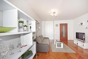 Televízia a/alebo spoločenská miestnosť v ubytovaní Apartment Joker