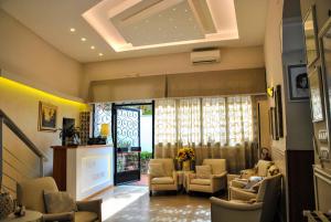 a waiting room with chairs and a window at Hotel Villa Fiorita in Sorrento