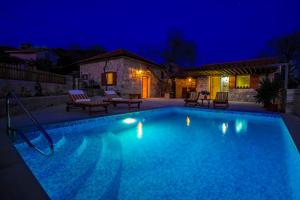 Bazén v ubytovaní Beautifu stone Vila Krčina alebo v jeho blízkosti