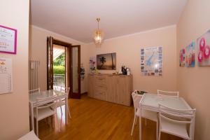 a dining room with white tables and white chairs at La Casa di Pimpi in Desenzano del Garda +32 photos