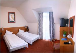 Кровать или кровати в номере Hotel Luna Budapest