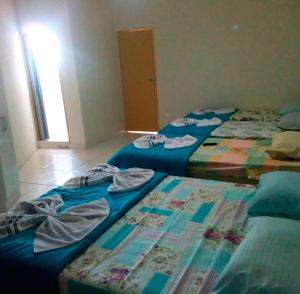 邁里波朗的住宿－Pousada Oluap，一间客房内设有四张床的房间