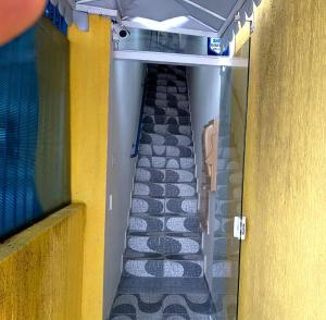 een hal van een trein met een trap bij Pousada Oluap in Mairiporã
