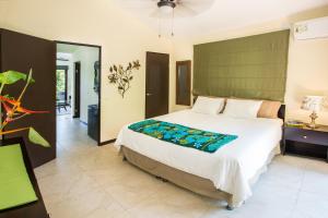 Voodi või voodid majutusasutuse Tropical Paradise Villa - Beautiful Pool, Surrounded by Nature and Wildlife! toas