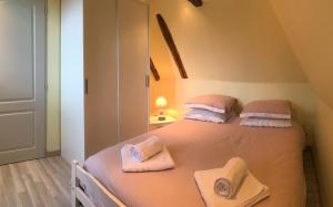 サルラ・ラ・カネダにあるGite des Templiersのベッドルーム1室(タオル、鏡付)