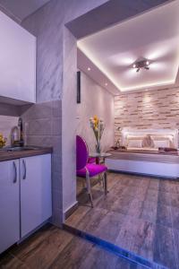 Кухня или мини-кухня в Luxury Boutique Studio Apartments
