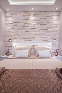 Кровать или кровати в номере Luxury Boutique Studio Apartments +24 фотографии