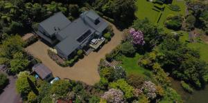 罗托鲁瓦The Willows的享有大房子空中美景,设有庭院