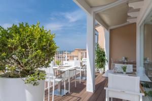 balkon ze stołami i krzesłami w budynku w obiekcie Townhouse Tropea w Tropei