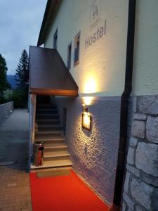 una luz en el lateral de un edificio con escaleras en House LA Neuschwanstein Blick, en Füssen