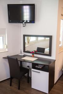 a desk with a mirror and a chair in a room at Guesthouse Stari Grad in Mostar