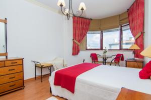 ポルティマンにあるApartamento Turistico Marina Rochaのベッドルーム1室(ベッド1台、テーブル、椅子付)