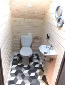 ニエホジェにあるMM Apartmentsの小さなバスルーム(トイレ、シンク付)