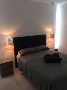 コスタ・デル・シレンチオにあるPrimaveraのベッドルーム1室(ベッド1台、ライト2つ付)