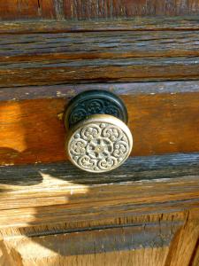a brass door knob on a wooden door at Gite CAP de BOUÉOU in Troncens