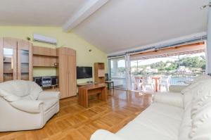 TV a/nebo společenská místnost v ubytování Apartments Ivo