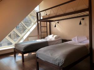 een slaapkamer met twee stapelbedden en een raam bij Rock'n'hostel in Vilnius