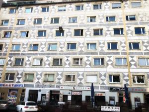 un grande edificio bianco con molte finestre di Naschmarkt Premium Apartment in "Your Vienna" a Vienna