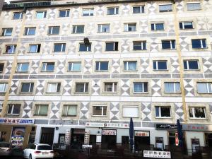 duży biały budynek z wieloma oknami w obiekcie Naschmarkt Premium Apartment in "Your Vienna" w Wiedniu