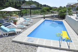 Bazén v ubytování Apartments Neda nebo v jeho okolí