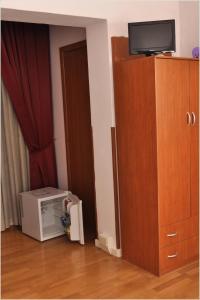 A television and/or entertainment centre at Gialel B&B