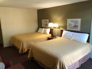 Een bed of bedden in een kamer bij Norwood Inn & Suites Worthington