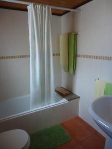 y baño con ducha, aseo y lavamanos. en Casa Campo e Praia, en Rogil