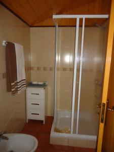 ein Bad mit einer Dusche und einem Waschbecken in der Unterkunft Casa Campo e Praia in Rogil