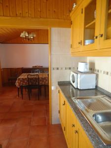 eine Küche mit einer Spüle und einer Arbeitsplatte in der Unterkunft Casa Campo e Praia in Rogil