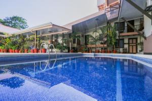 Bazén v ubytování Hotel Flor Blanca nebo v jeho okolí