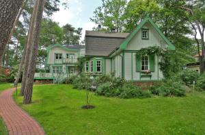 una casa verde con techo verde en Landhaus Victoria, en Boltenhagen