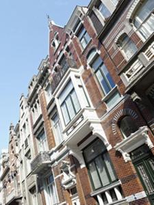 een hoog bakstenen gebouw met een klokkentoren erop bij B&B Huyze Elimonica in Oostende