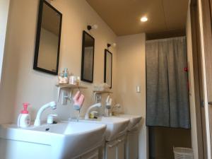 - Baño con 3 lavabos y 2 espejos en Guesthouse Sensu en Tokio