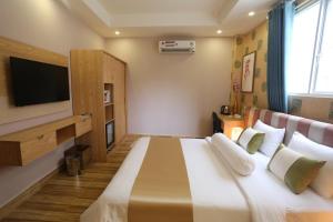 Giường trong phòng chung tại Thuy Sakura Hotel & Serviced Apartment