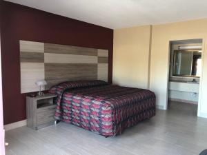 sypialnia z łóżkiem w pokoju z oknem w obiekcie La Bella Inn w mieście Tavares