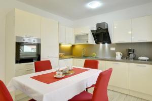 Kuchyň nebo kuchyňský kout v ubytování Apartments Elviana